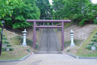 厚別神社 鳥居と参道の階段