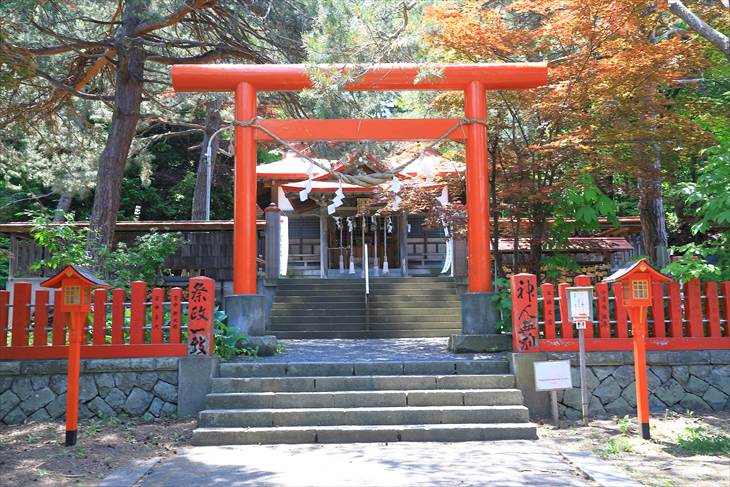 札幌伏見稲荷神社 本殿前の鳥居