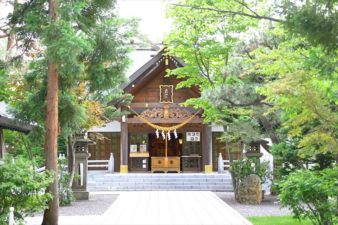 西野神社 参道と本殿