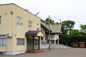 篠路神社 社務所と本殿