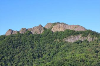 豊滝神社から見た八剣山