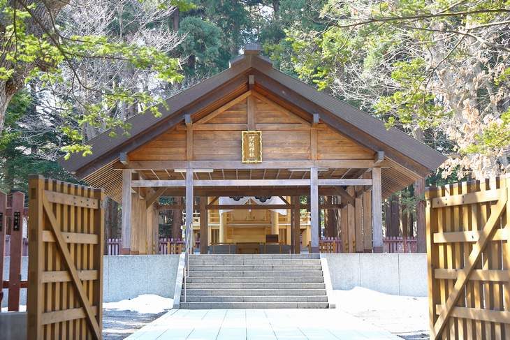 開拓神社の門