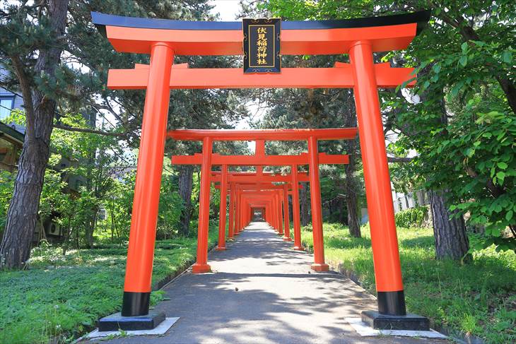 札幌伏見稲荷神社は鳥居が立ち並ぶ美しい参道の神社だった 札幌の神社と御朱印巡り 札朱 サッシュ