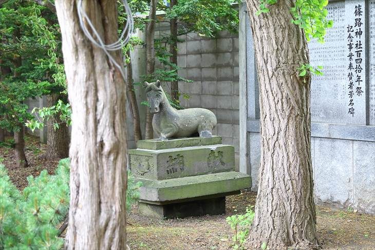 篠路神社 馬の石像