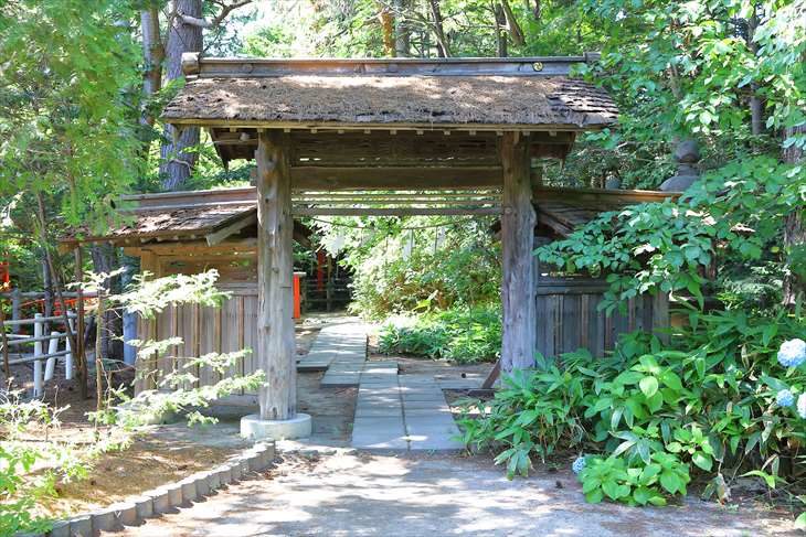 白石神社 谷地の門