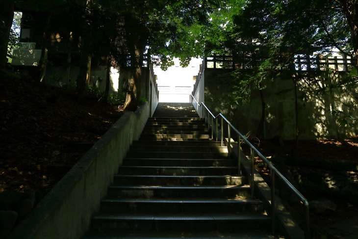 白石神社 谷地への階段