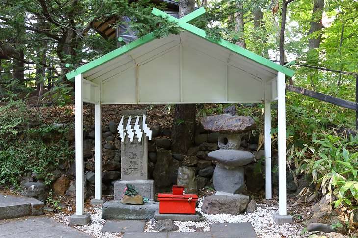 白石神社 石碑と石灯籠