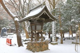 雪降る琴似神社の灯籠