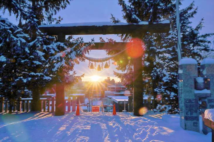 上手稲神社の鳥居から見る日の出