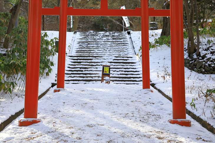 冬の札幌伏見稲荷神社の鳥居